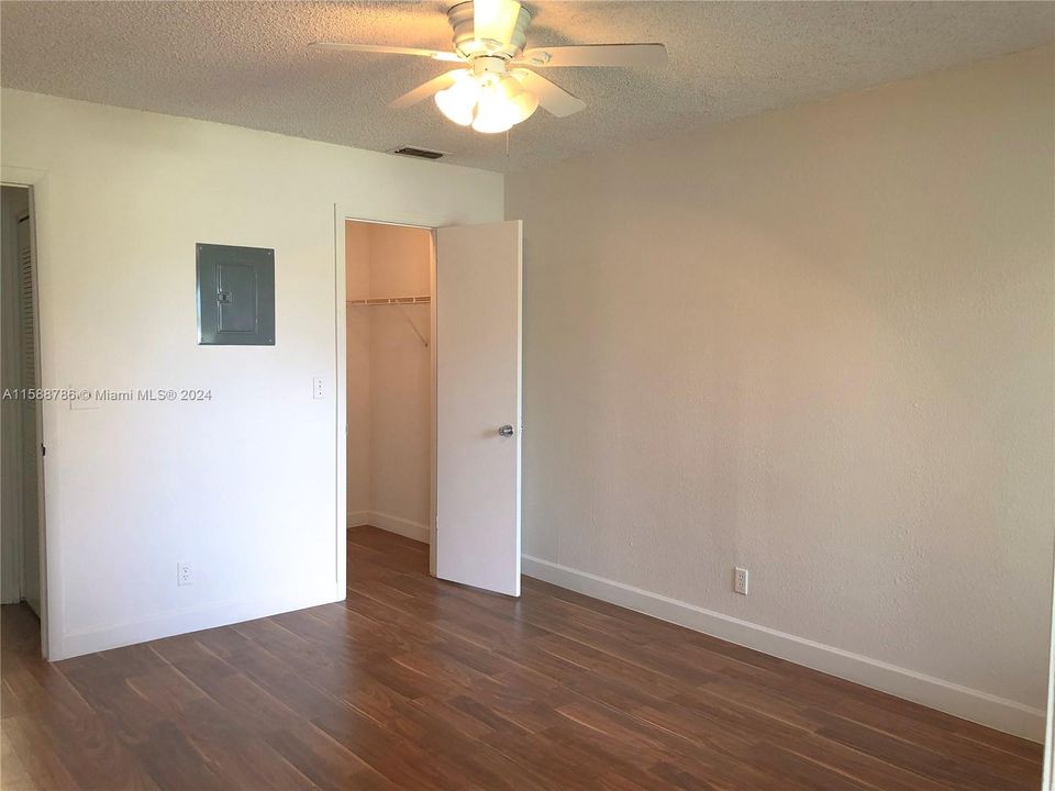 Active With Contract: $1,600 (1 beds, 1 baths, 712 Square Feet)