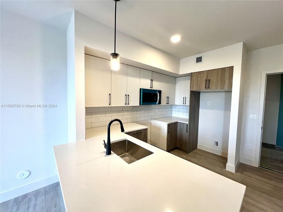 Active With Contract: $1,902 (1 beds, 1 baths, 558 Square Feet)