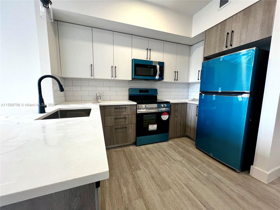 Active With Contract: $1,902 (1 beds, 1 baths, 558 Square Feet)
