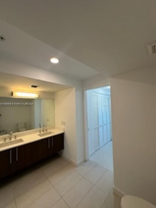 For Sale: $385,000 (1 beds, 2 baths, 989 Square Feet)