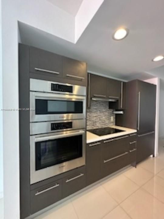 For Sale: $385,000 (1 beds, 2 baths, 989 Square Feet)