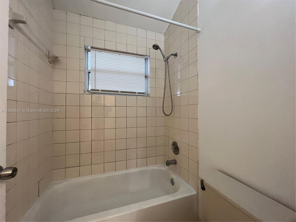 合同活跃: $2,600 (3 贝兹, 2 浴室, 1430 平方英尺)