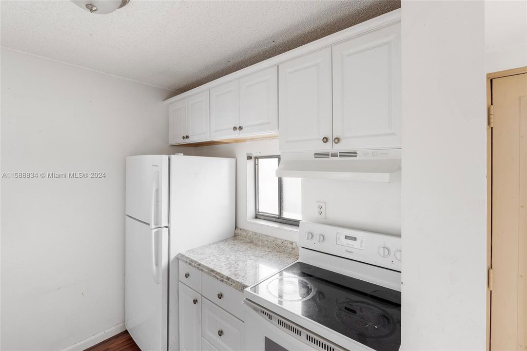 For Sale: $199,999 (2 beds, 2 baths, 796 Square Feet)