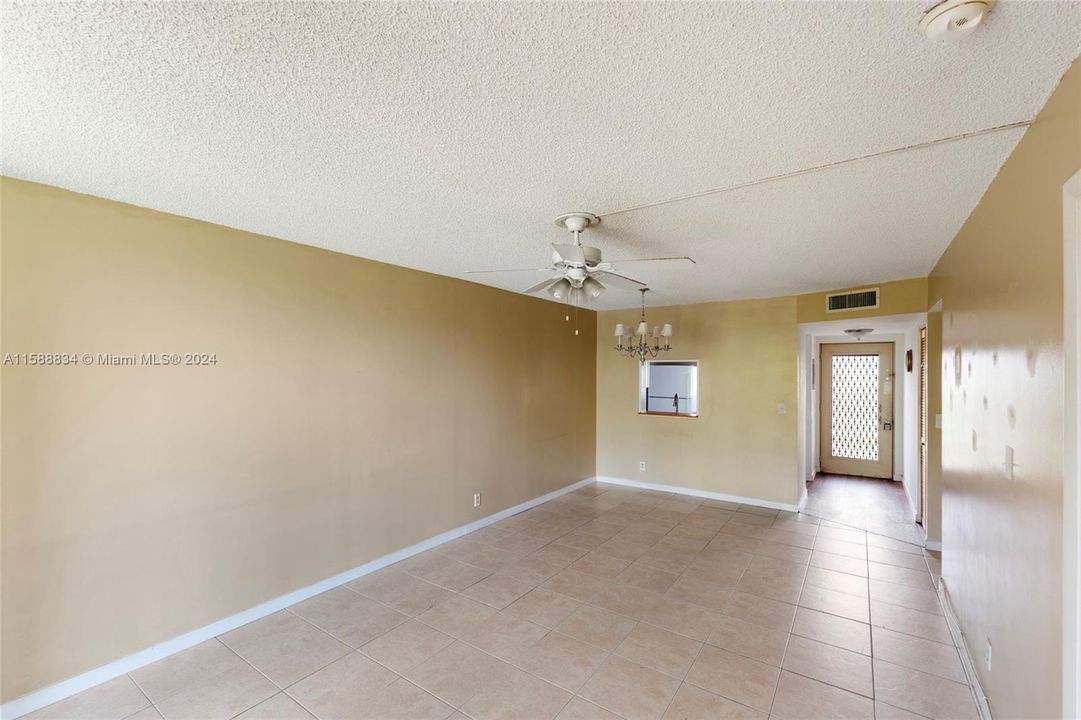 For Sale: $199,999 (2 beds, 2 baths, 796 Square Feet)