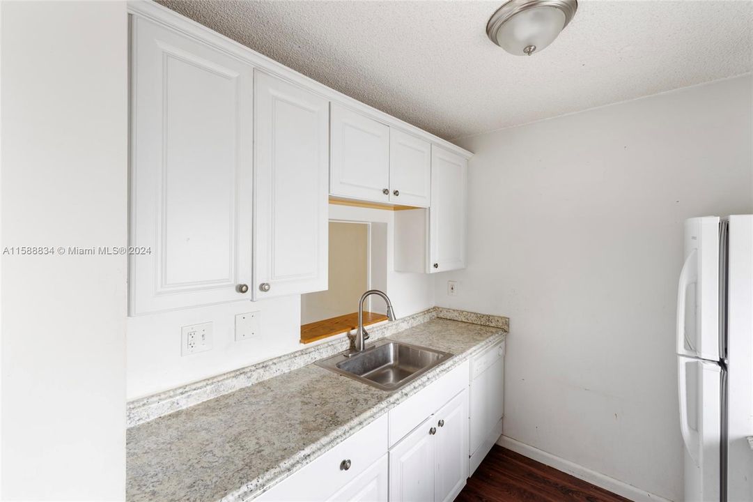 For Sale: $199,999 (2 beds, 2 baths, 796 Square Feet)