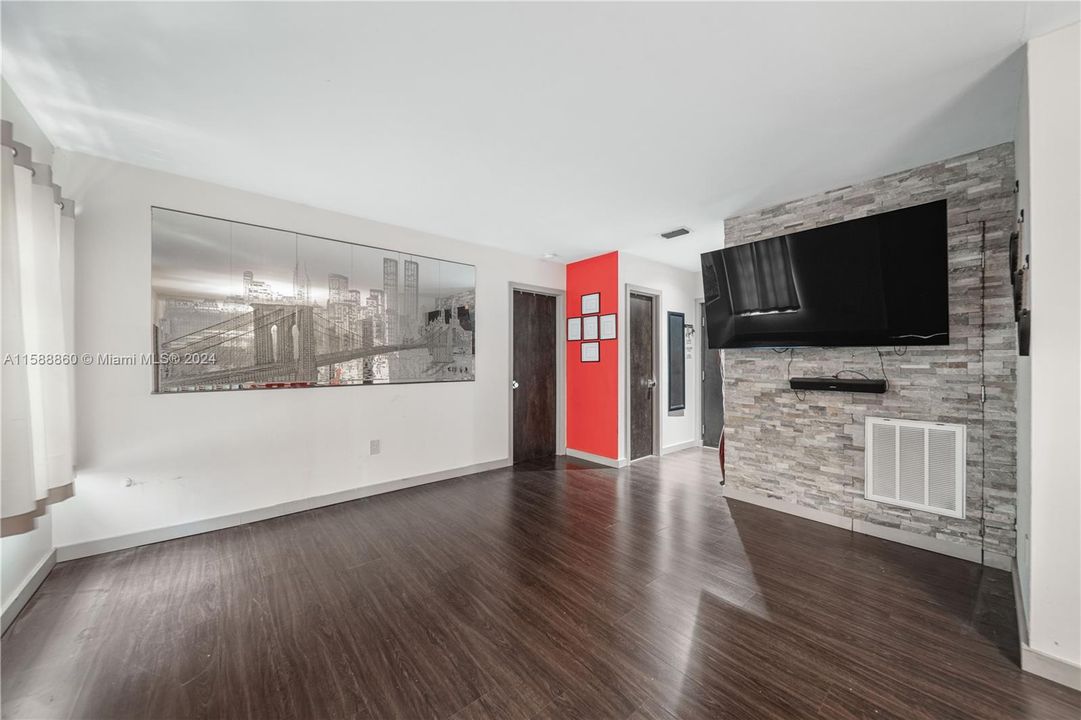 Active With Contract: $285,000 (1 beds, 1 baths, 750 Square Feet)