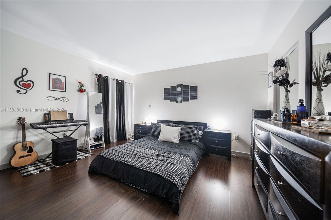 Active With Contract: $285,000 (1 beds, 1 baths, 750 Square Feet)