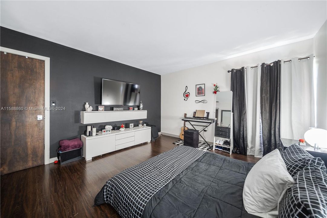 Active With Contract: $285,000 (1 beds, 1 baths, 750 Square Feet)