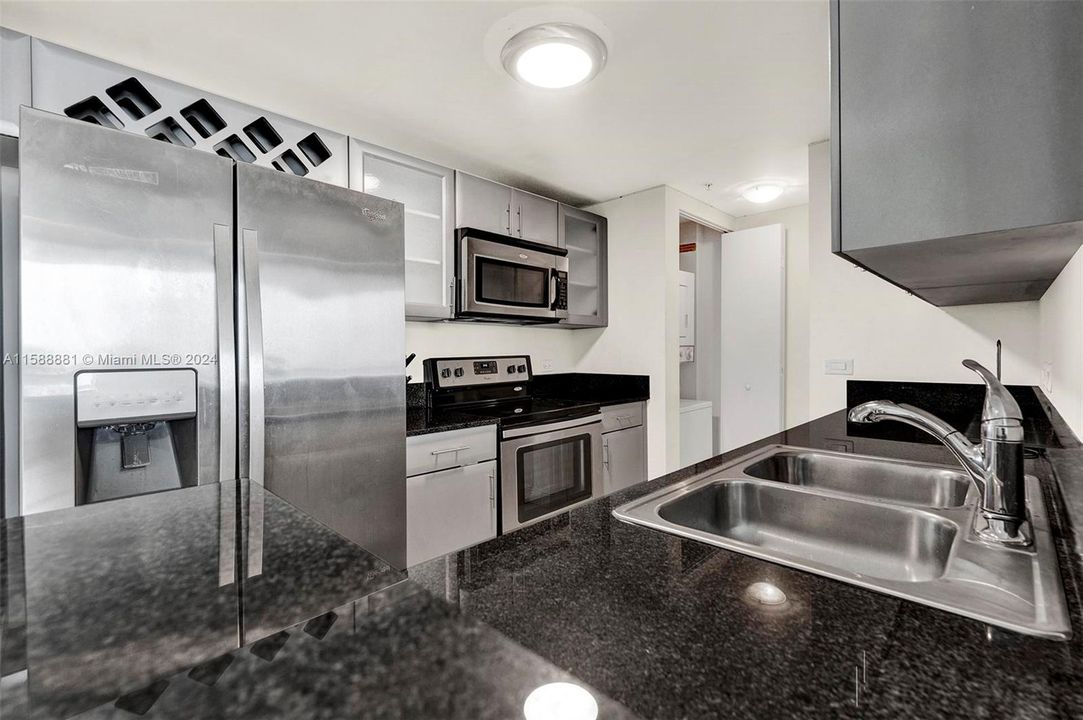 For Sale: $315,000 (1 beds, 2 baths, 804 Square Feet)