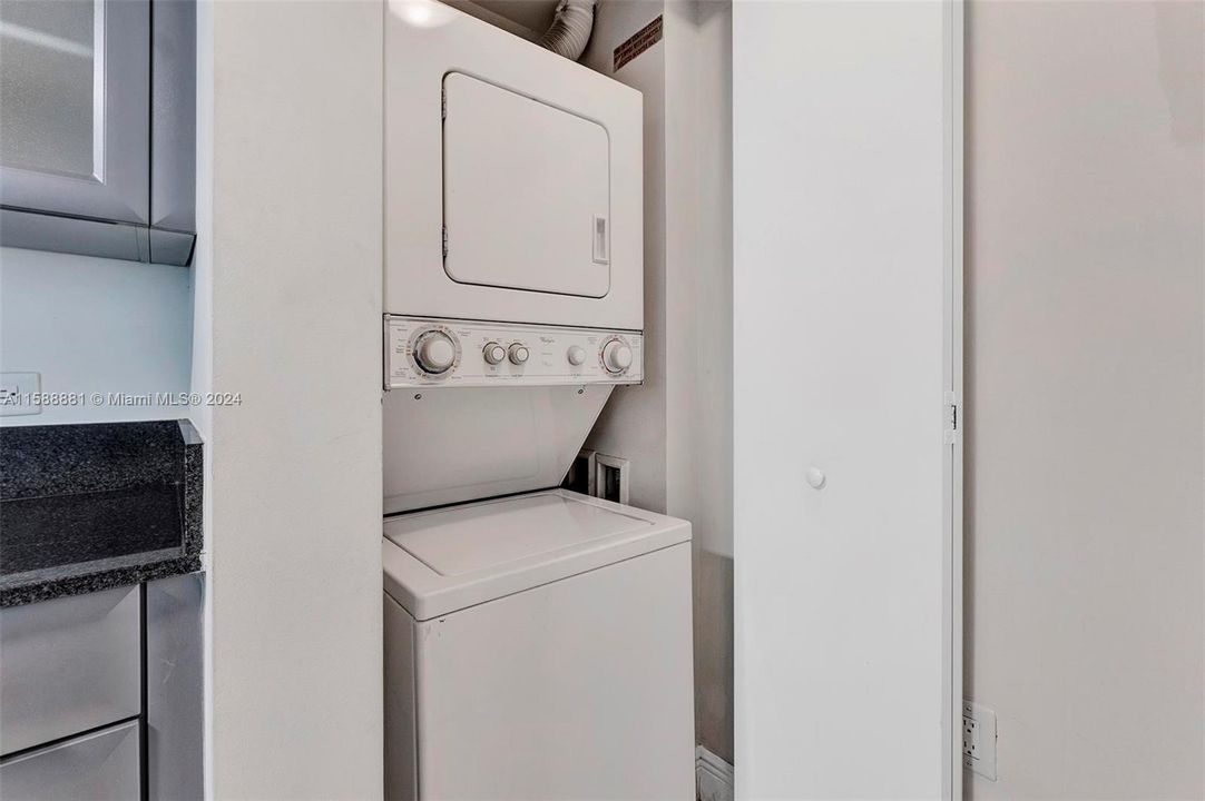 For Sale: $315,000 (1 beds, 2 baths, 804 Square Feet)