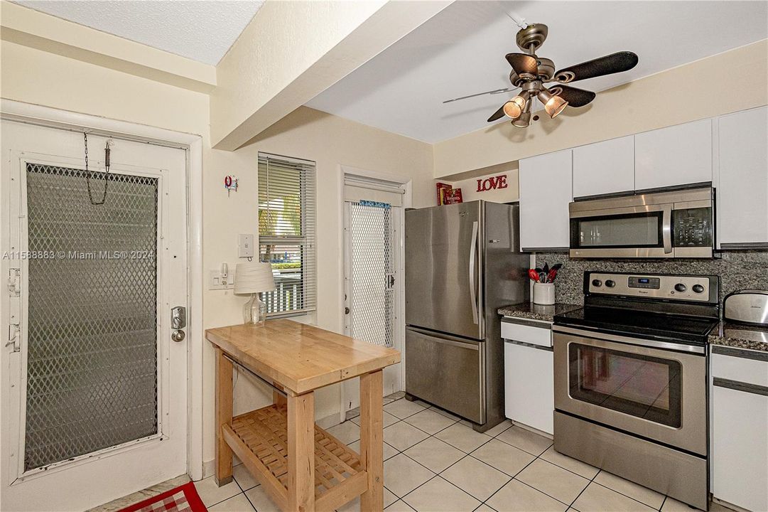 For Rent: $4,000 (2 beds, 2 baths, 888 Square Feet)