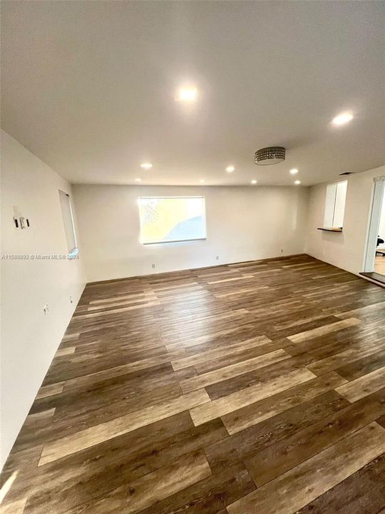 Active With Contract: $3,500 (3 beds, 1 baths, 1408 Square Feet)