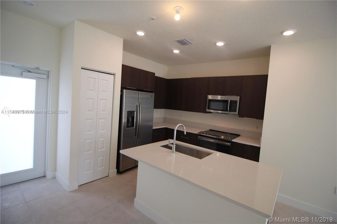 For Rent: $3,400 (2 beds, 2 baths, 1129 Square Feet)