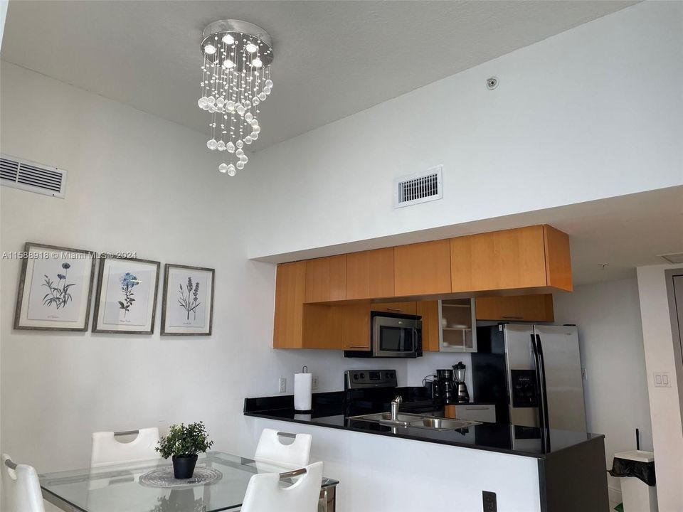 For Sale: $550,000 (2 beds, 2 baths, 1048 Square Feet)