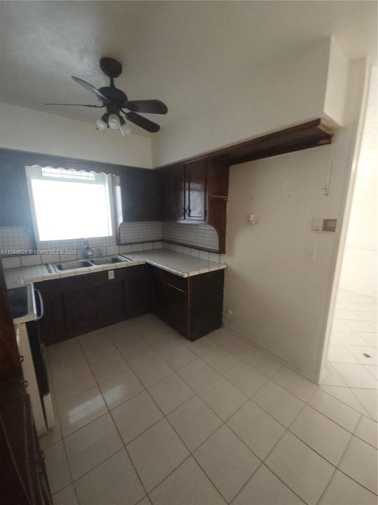 Vendido Recientemente: $469,900 (3 camas, 2 baños, 1824 Pies cuadrados)