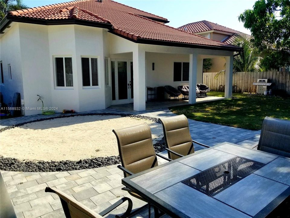 En Venta: $639,000 (4 camas, 2 baños, 2106 Pies cuadrados)