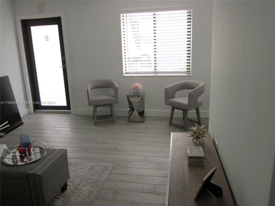 For Rent: $2,450 (2 beds, 1 baths, 725 Square Feet)