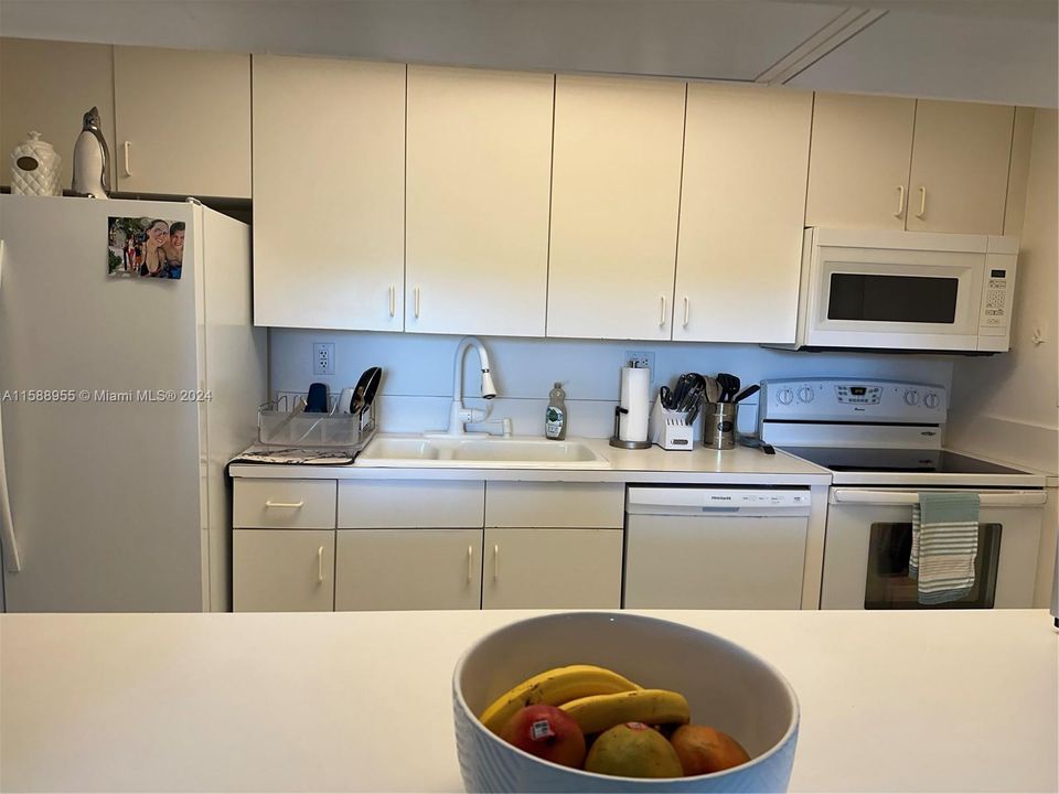 Active With Contract: $2,800 (2 beds, 2 baths, 1130 Square Feet)
