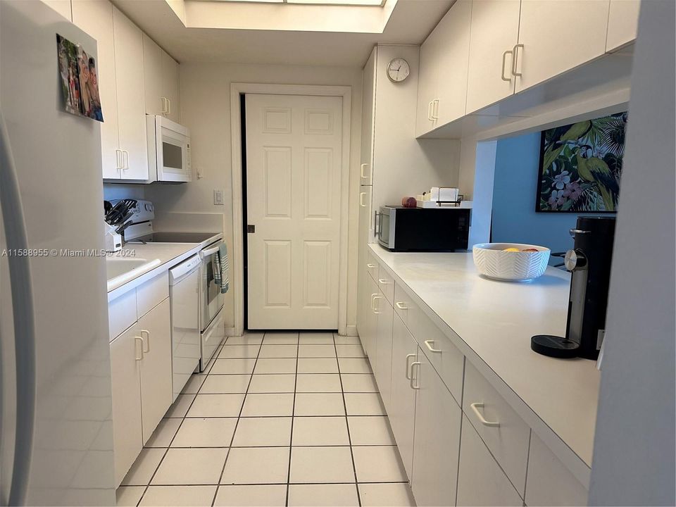 For Rent: $2,800 (2 beds, 2 baths, 1130 Square Feet)