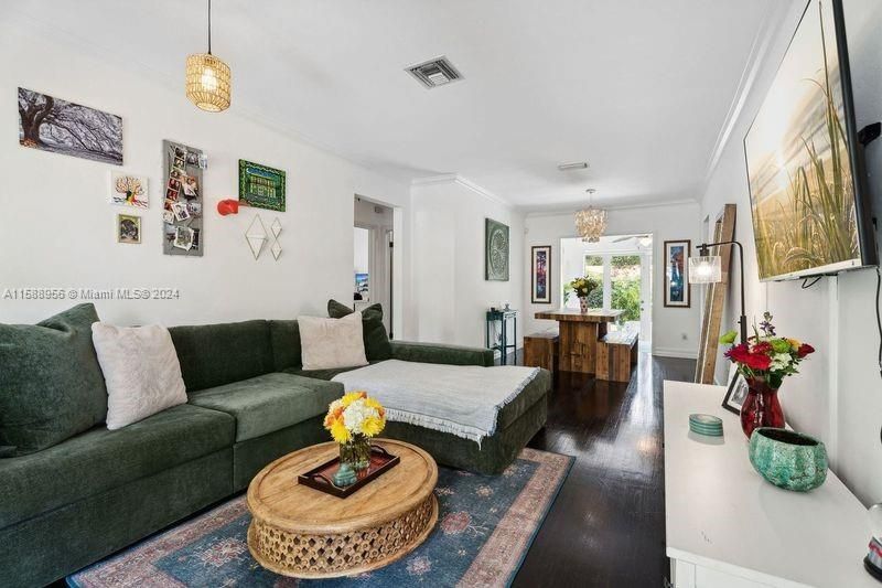 For Sale: $895,000 (2 beds, 1 baths, 1164 Square Feet)