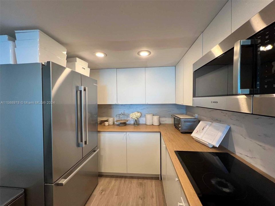 For Sale: $465,000 (1 beds, 1 baths, 860 Square Feet)