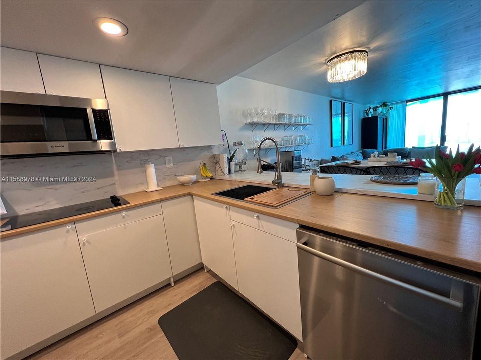 For Sale: $465,000 (1 beds, 1 baths, 860 Square Feet)