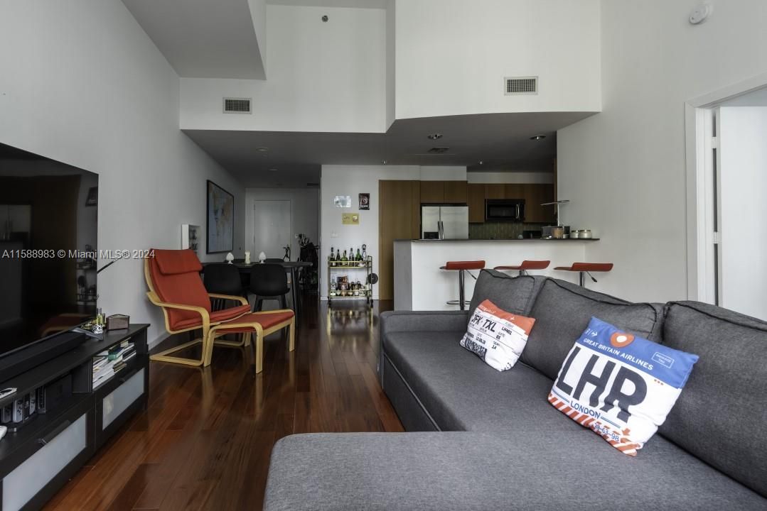 For Sale: $495,000 (1 beds, 1 baths, 1088 Square Feet)