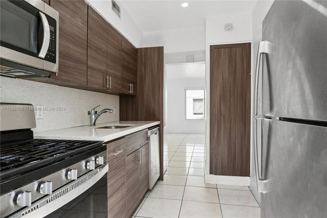 Recently Rented: $2,800 (3 beds, 1 baths, 940 Square Feet)