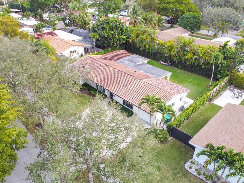 Recently Sold: $1,100,000 (5 beds, 3 baths, 1988 Square Feet)