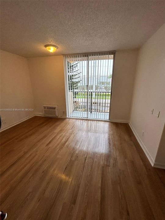 Active With Contract: $1,600 (1 beds, 1 baths, 560 Square Feet)