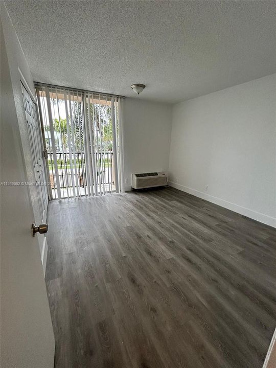 Active With Contract: $1,600 (1 beds, 1 baths, 560 Square Feet)