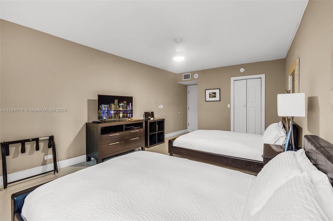 For Sale: $980,000 (1 beds, 1 baths, 850 Square Feet)