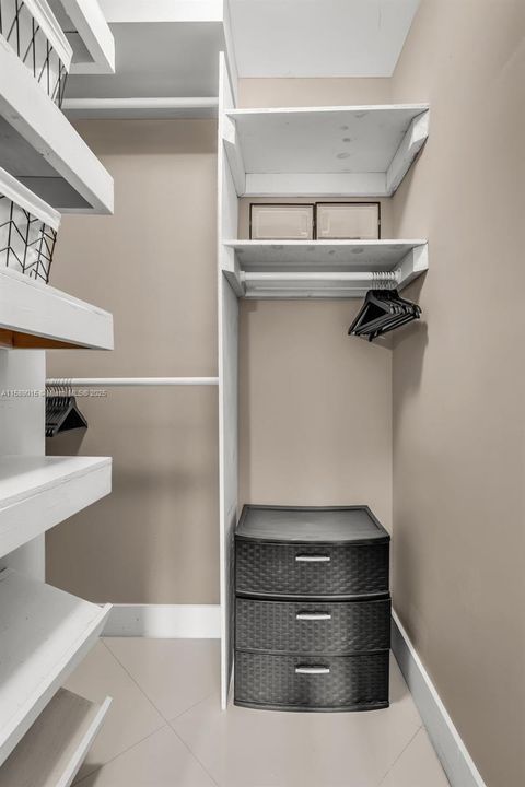 For Sale: $980,000 (1 beds, 1 baths, 850 Square Feet)