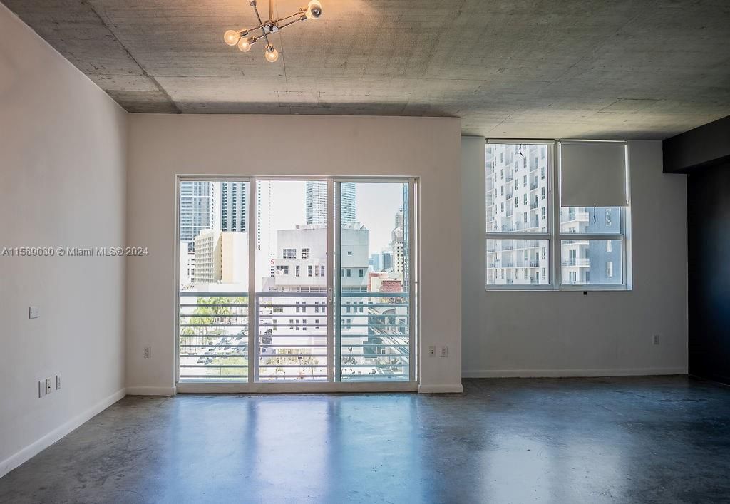 For Sale: $340,000 (1 beds, 1 baths, 651 Square Feet)