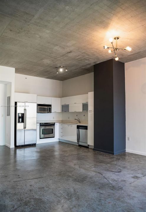 For Sale: $340,000 (1 beds, 1 baths, 651 Square Feet)