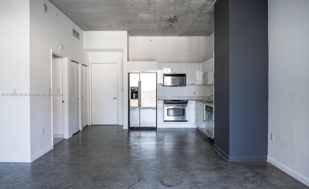 For Sale: $340,000 (1 beds, 1 baths, 651 Square Feet)