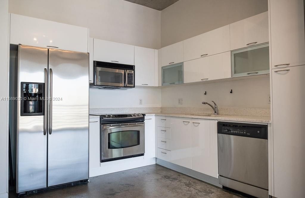 For Sale: $340,000 (1 beds, 1 baths, 651 Square Feet)