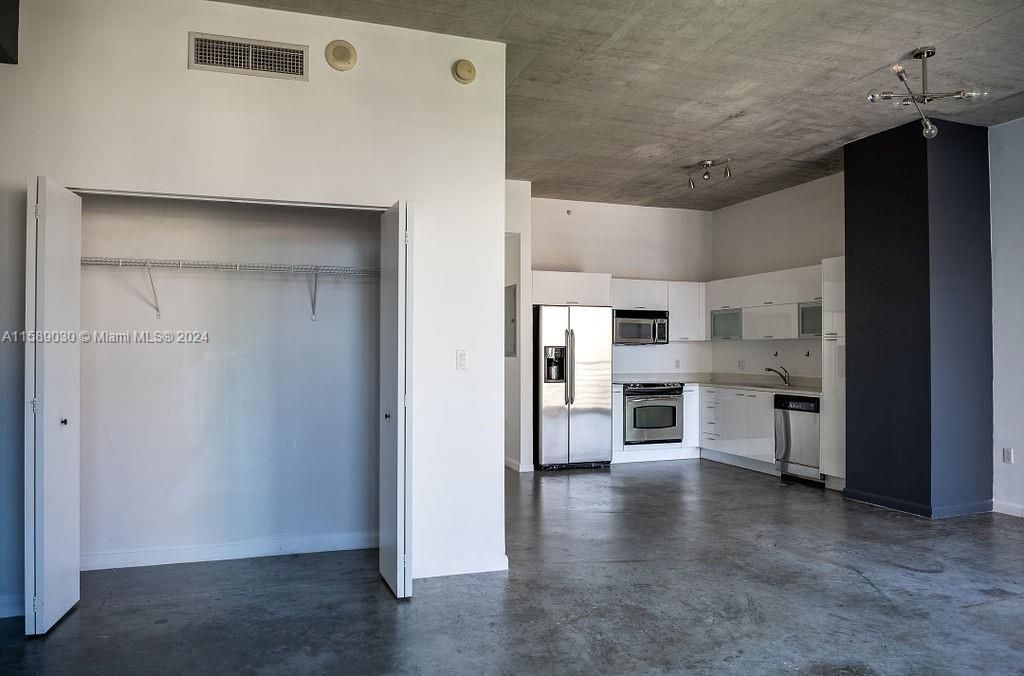 For Sale: $340,000 (1 beds, 1 baths, 651 Square Feet)