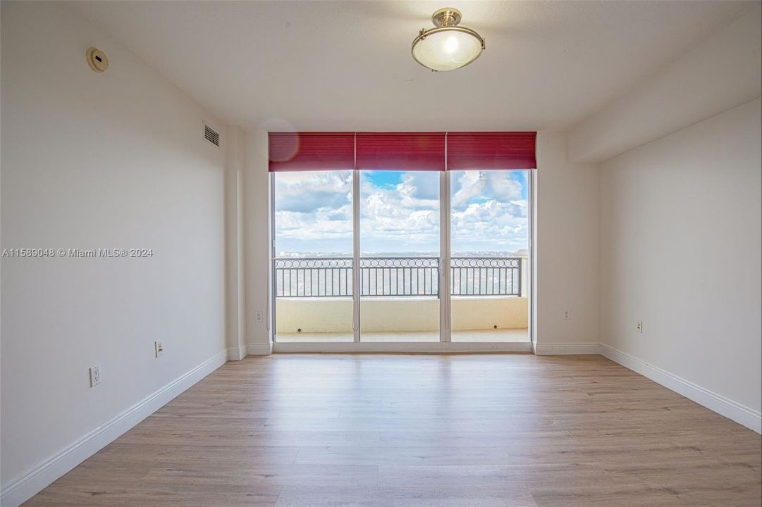 Active With Contract: $2,600 (1 beds, 1 baths, 848 Square Feet)