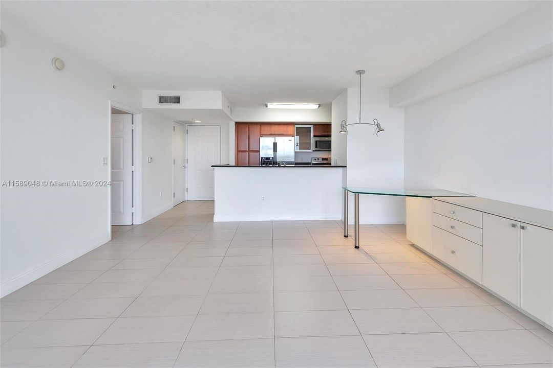 Active With Contract: $2,600 (1 beds, 1 baths, 848 Square Feet)