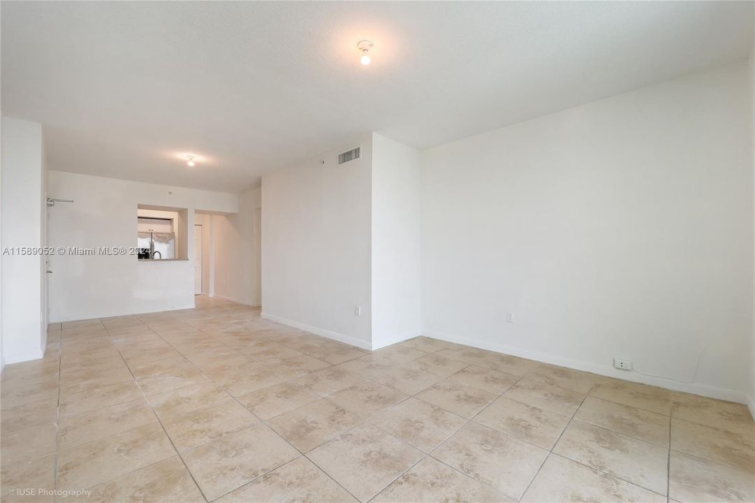 For Sale: $550,000 (2 beds, 2 baths, 892 Square Feet)