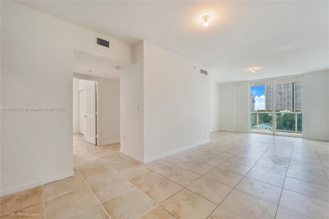 For Sale: $550,000 (2 beds, 2 baths, 892 Square Feet)