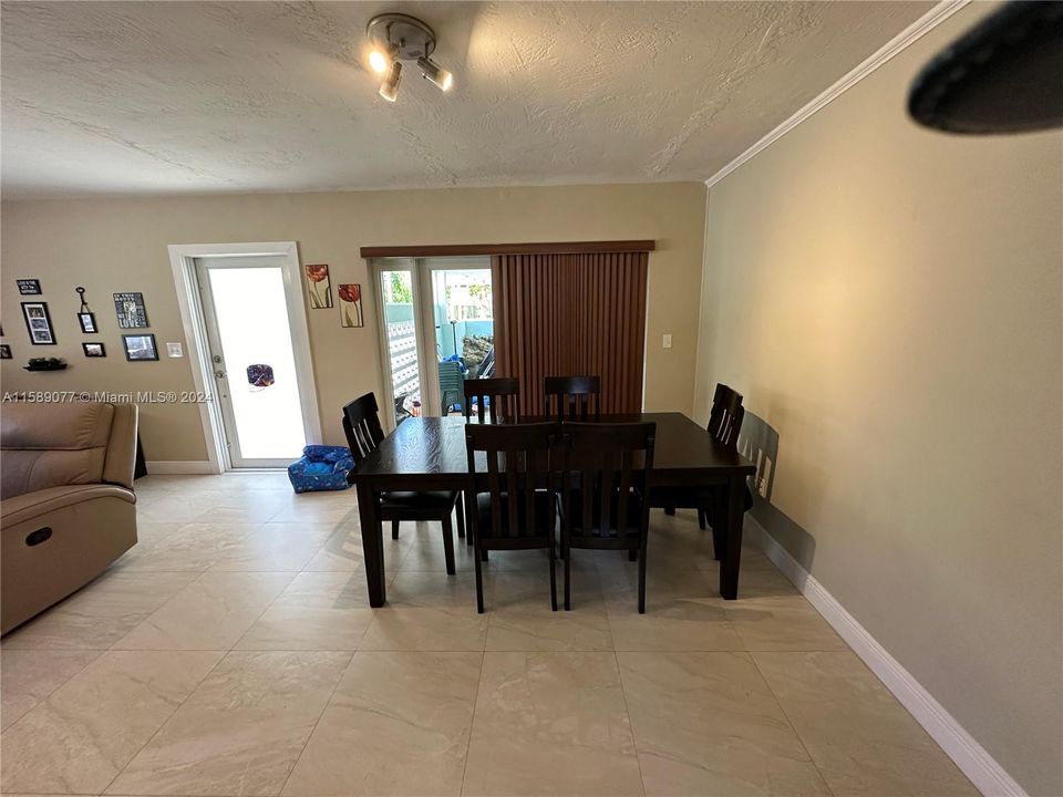 Recently Sold: $633,000 (3 beds, 2 baths, 1306 Square Feet)