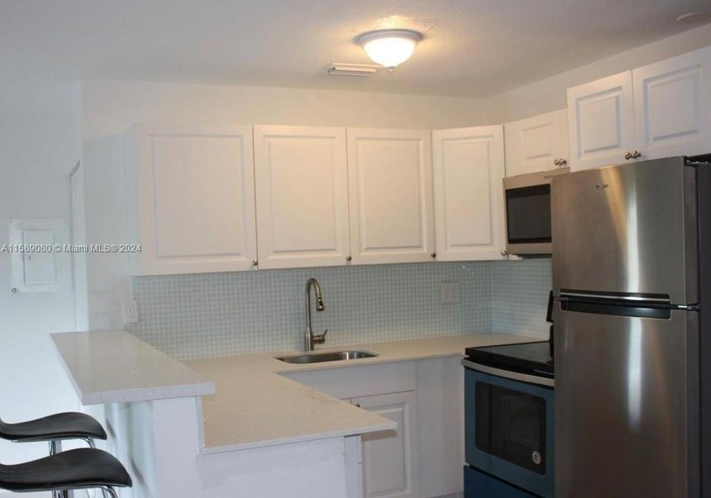 For Sale: $225,000 (2 beds, 2 baths, 816 Square Feet)