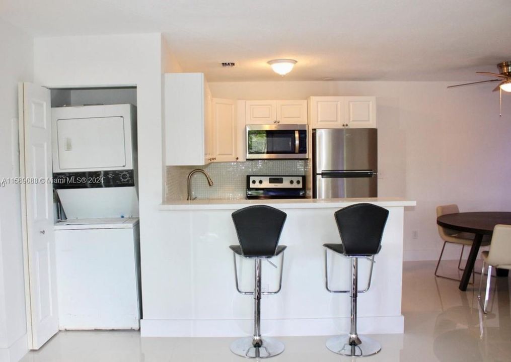 For Sale: $225,000 (2 beds, 2 baths, 816 Square Feet)