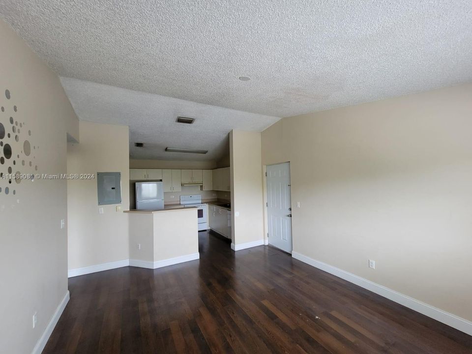 For Rent: $1,800 (1 beds, 1 baths, 659 Square Feet)