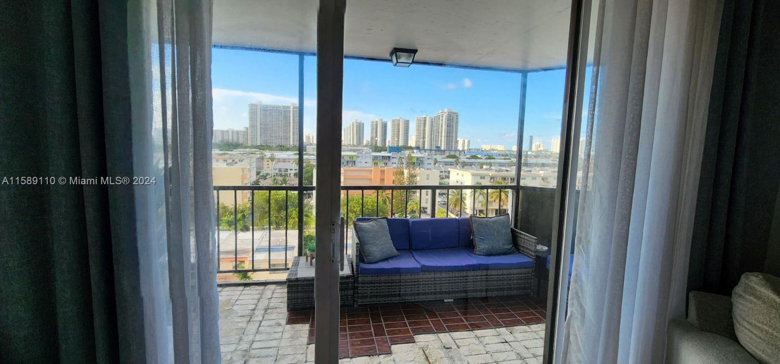 Active With Contract: $2,400 (2 beds, 2 baths, 1110 Square Feet)