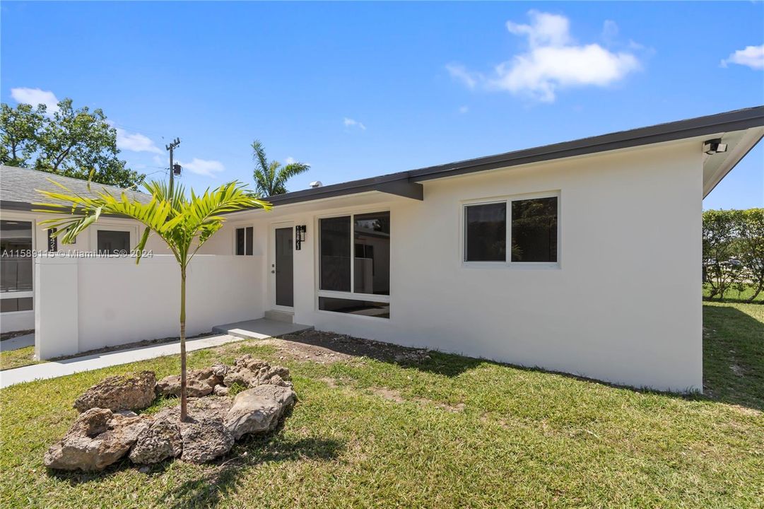 Active With Contract: $2,700 (3 beds, 1 baths, 1042 Square Feet)