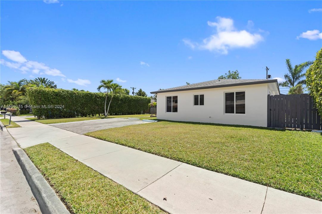 Active With Contract: $2,700 (3 beds, 1 baths, 1042 Square Feet)