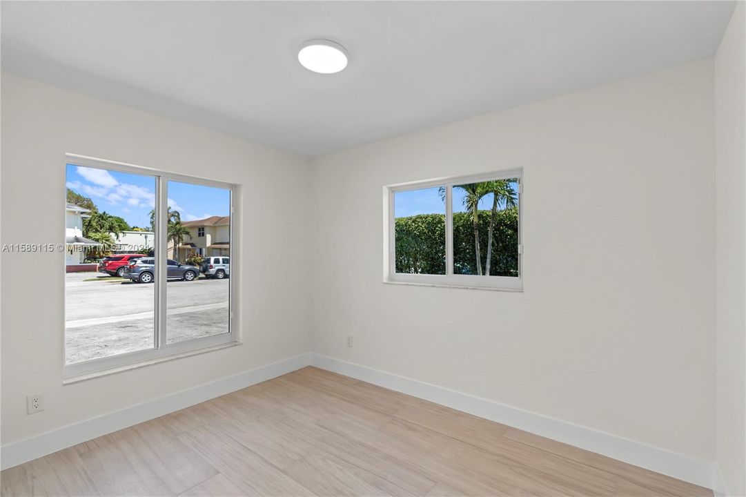 Active With Contract: $2,700 (3 beds, 1 baths, 1042 Square Feet)